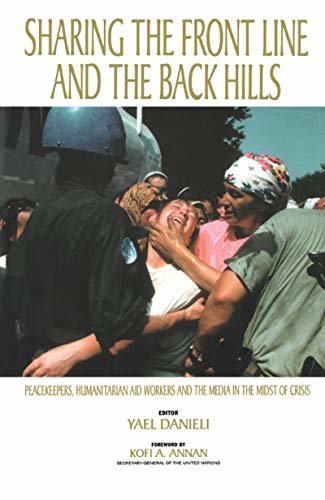 Sharing the Front Line and the Back Hills: International Protectors and Providers - Peacekeepers, Humanitarian Aid Workers and the Media in the Midst of Crisis (English Edition)